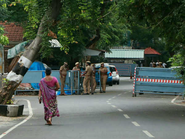 Police tighten security near Jaya's Poes Garden residence Police tighten security near Jaya's Poes Garden residence