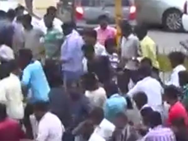 போலீஸ் தடியடி 