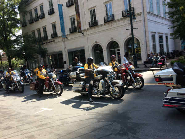 மோட்டார் சைக்கிள்கள் அணிவகுப்பு 