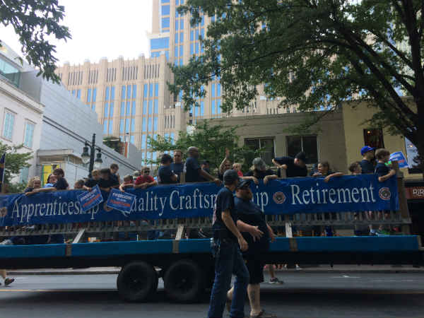 டிரக் வாகனத்தில் அணிவகுப்பு 