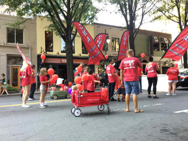 சிகப்பு பலூன்களோடு அணிவகுப்பு 