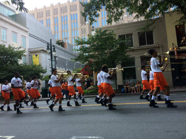 இசை முழக்கத்தோடு 