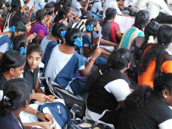 நீட் தேர்வு மாணவர்கள் எதிர்ப்பு நீட் தேர்வு மாணவர்கள் எதிர்ப்பு