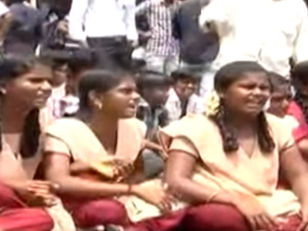  சாலையில் அமர்ந்து கோஷம் 