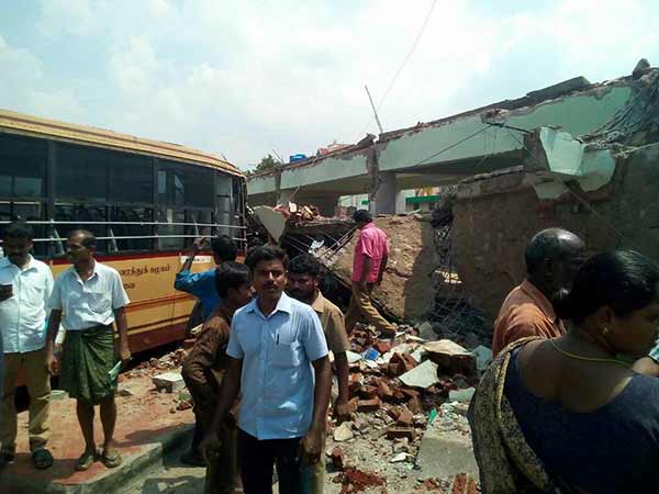 15 பேர் படுகாயம் 