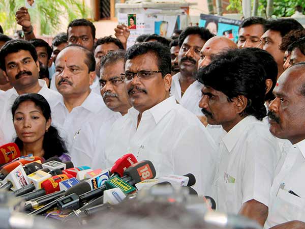  முதல்வரை மாற்ற வேண்டும் 