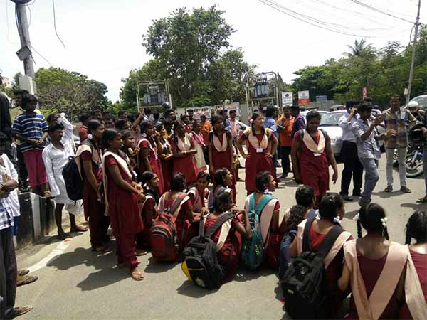 மாணவிகள் முழக்கம் மாணவிகள் முழக்கம்