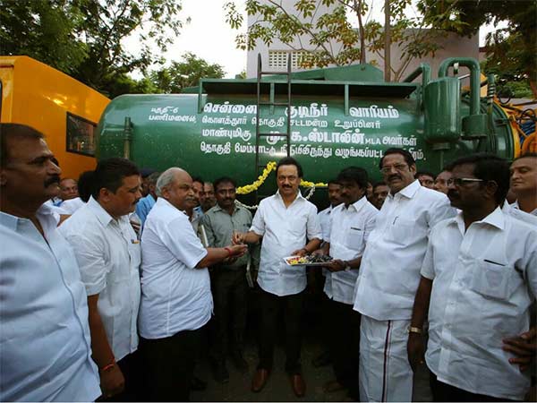 சுத்தப்படுத்தும் லாரி 