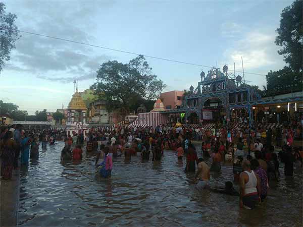 பக்தர்கள் புனித நீராடல் 