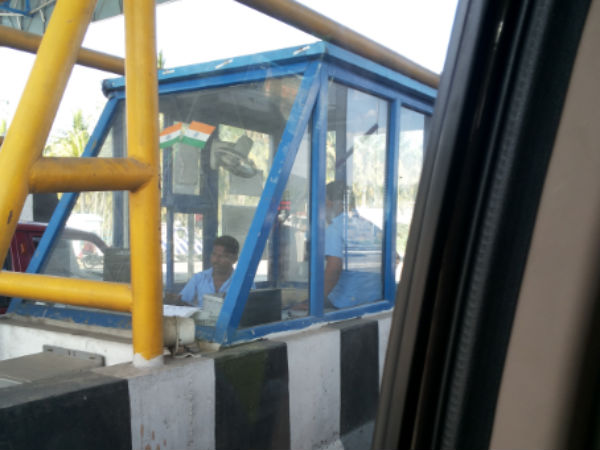 தெனாவட்டாக வேலை பார்க்கும் ஊழியர்கள் தெனாவட்டாக வேலை பார்க்கும் ஊழியர்கள்