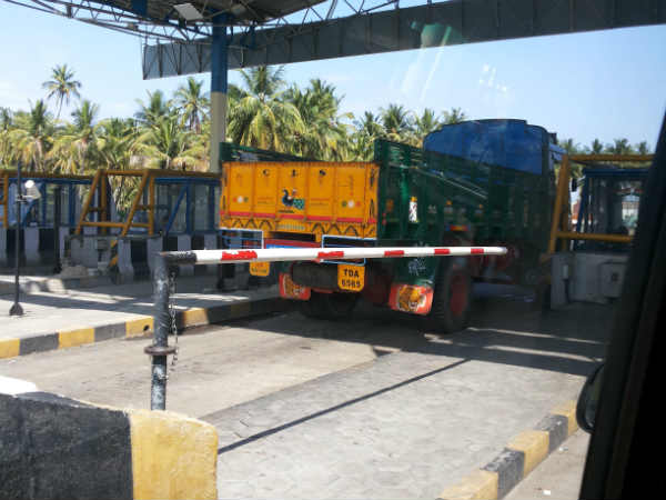 சுங்கச்சாவடிகளில் தகராறு சுங்கச்சாவடிகளில் தகராறு