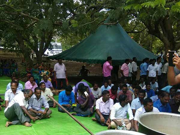 ஆட்சியர் அலுவலகத்தில் சமையல் 