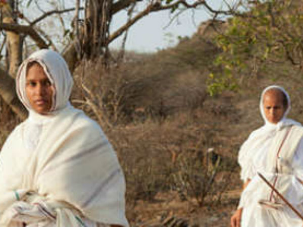 கையால் பிடுங்கப்படும் தலை முடி 