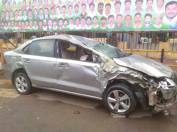 எதிரே சென்று மோதிய இன்னோவா 