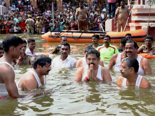 புனித நீராடிய முதல்வர் 