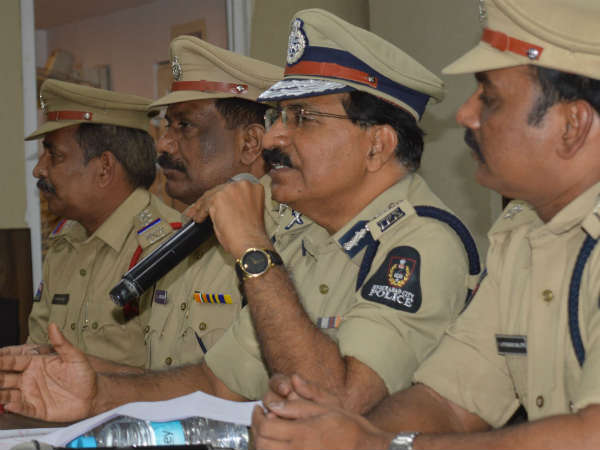 போலீஸ் ரெய்டு