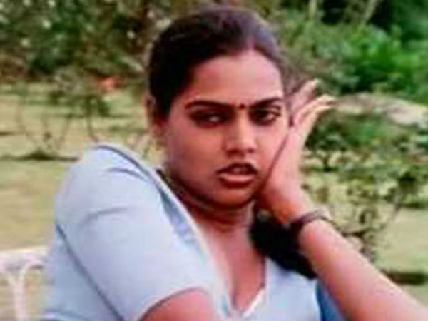  கால் மேல் கால் போட்டதால் சர்ச்சை 