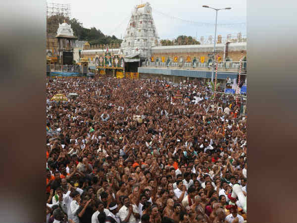 பக்தர்கள் உற்சாக முழக்கம் பக்தர்கள் உற்சாக முழக்கம்