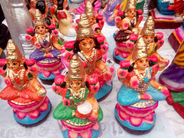 மாட வீதிகளில் பொம்மைகள் 