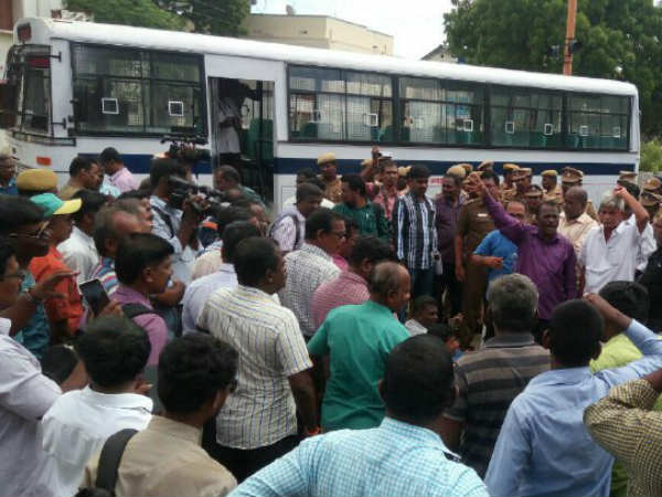 செய்தியாளர்கள் மீது வழக்கு