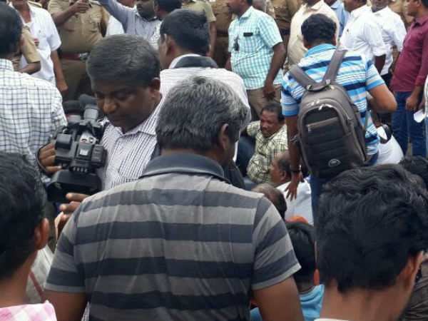 செய்தியாளர்களை முடக்குவதா?