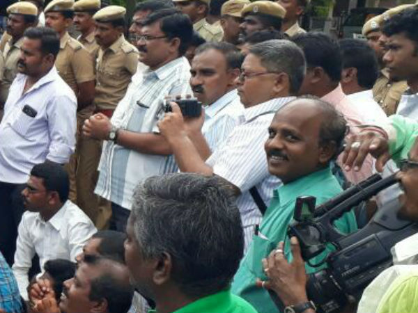 விளக்கம் கேட்க வேண்டும் 