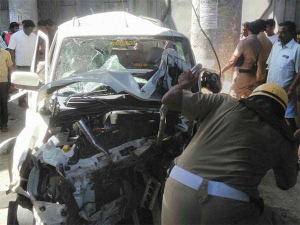 Car fell own from over bridge and 6 on spot dead at Thiruppur district 