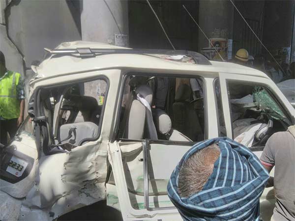 Car fell own from over bridge and 6 on spot dead at Thiruppur district 