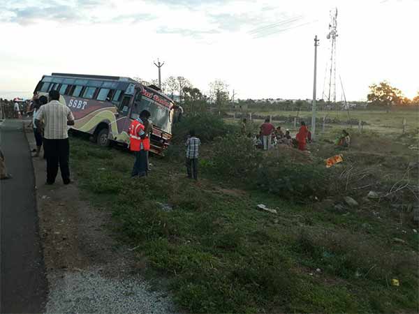 Lorry hit on the bus in Nellai 5 died on the spot 