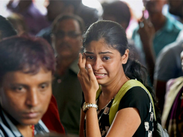 At least three people were died in a crowd rush in the Mumbai railway station 