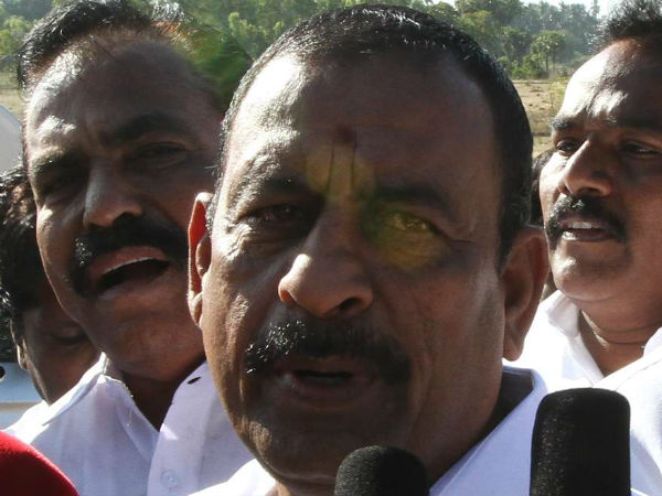 Minister OS Maniyan caught in the lift of Thiruvarur Medical college Minister OS Maniyan caught in the lift of Thiruvarur Medical college