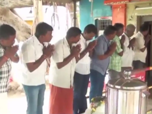 Rajini fans done special pooja for Rajini's political entry