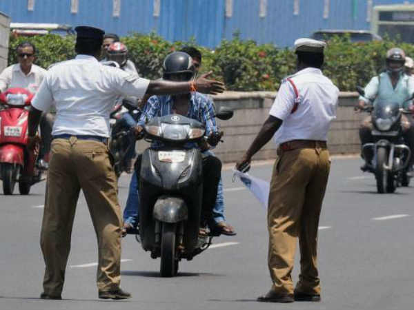 Nearly 576 license cancelled at Thiruvarur district in the case of violating traffic rules Nearly 576 license cancelled at Thiruvarur district in the case of violating traffic rules