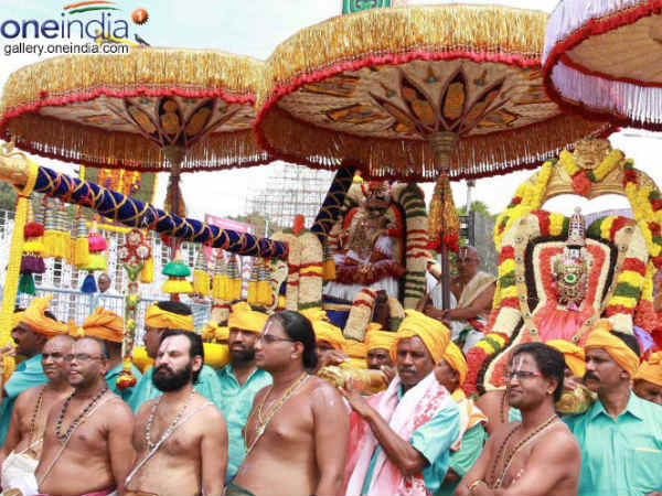  Tirupathi brahmotsavam 2017: lakhs of devotees witness Garuda seva
