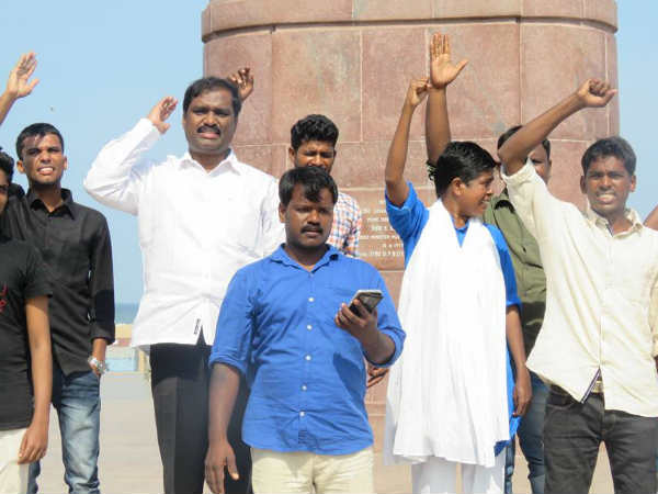 Velmurugan protested in front of Gandhi Statue at Marina 