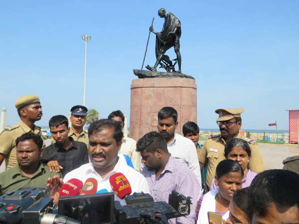 Velmurugan protested in front of Gandhi Statue at Marina 