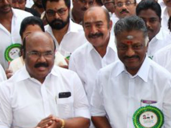 பாட்டுப்பாடிய ஜெயக்குமார் 