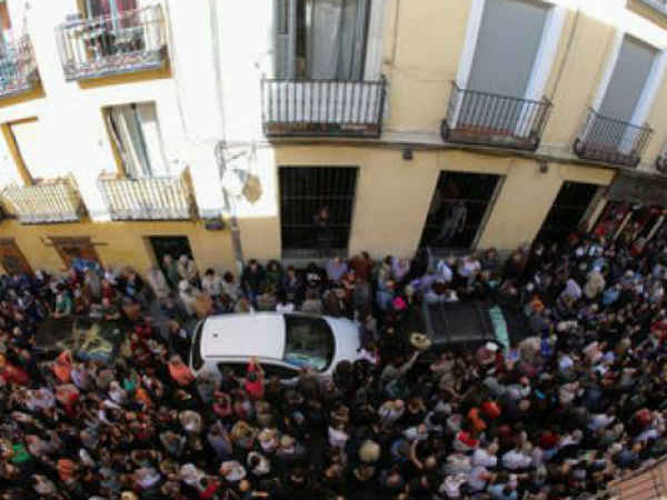 பாதுகாத்த தீயணைப்பு துறை வீரர்கள் பாதுகாத்த தீயணைப்பு துறை வீரர்கள்