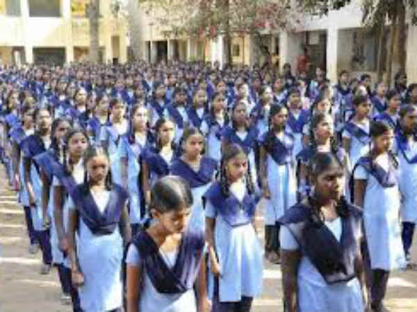 பள்ளிகள் திறக்கப்பட்டன 