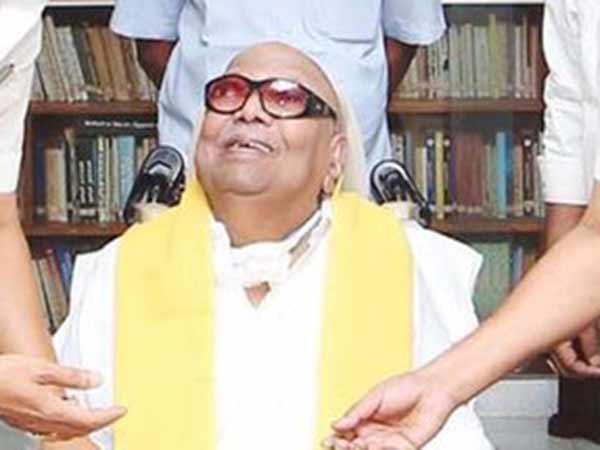 கையெழுத்து போட்டு சிரித்த கருணாநிதி