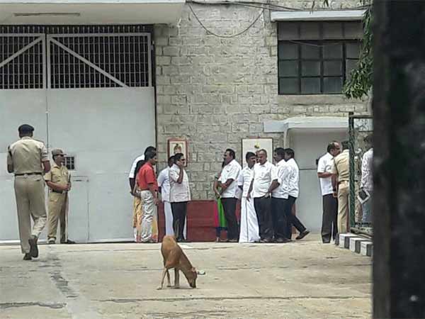 அழைத்து வருகிறார் தினகரன் 