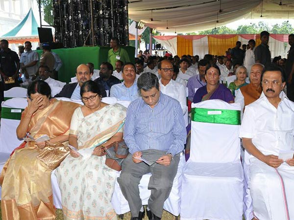 எதிர்கட்சித்தலைவரை அழைக்கலையே எதிர்கட்சித்தலைவரை அழைக்கலையே