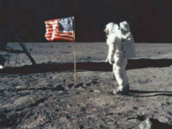  நிலவில் அமெரிக்க கொடி