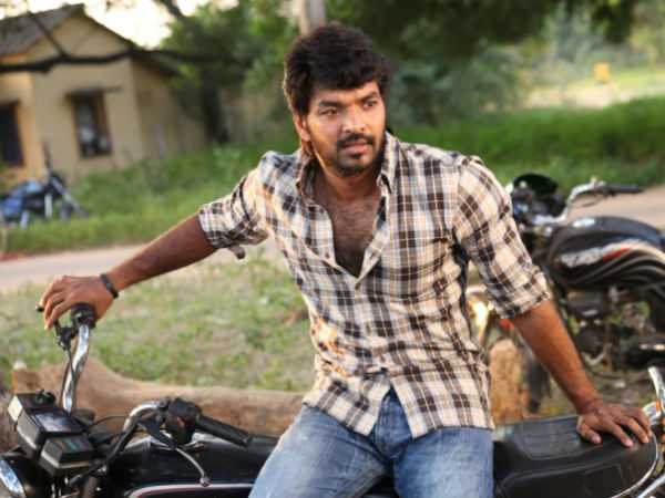 இருசக்கர ஊர்தியில் வந்த ஜெய் 