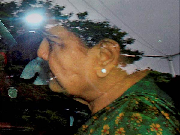 கணவரை சந்தித்த சசிகலா