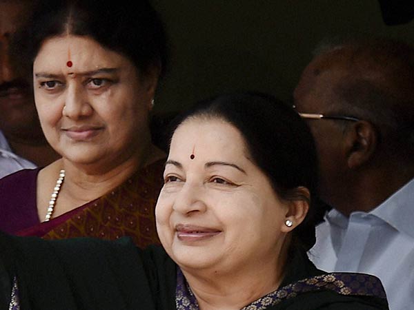 கட்டுக்குள் வைத்திருந்த சசி