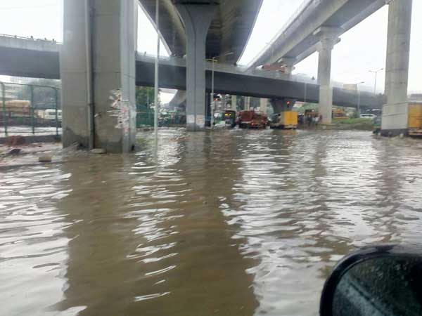 பேய்மழை கொட்டியது 