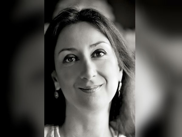 காருடன் தூக்கி வீசப்பட்டார் காருடன் தூக்கி வீசப்பட்டார்