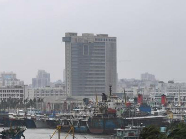 புயலால் போக்குவரத்து ஸ்தம்பிப்பு 