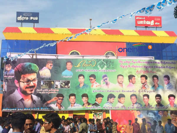 மெர்சல் தியேட்டர்களில் கோலாகலம் 